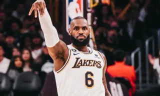 Imagem ilustrativa da imagem Aos 39 anos, LeBron James bate recordes em vitória dramática dos Lakers na NBA