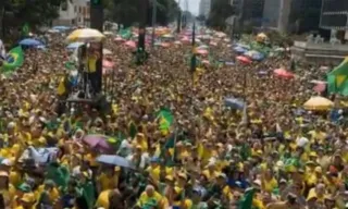 Imagem ilustrativa da imagem Apoiadores atendem Bolsonaro e chegam à Paulista sem faixas e cartazes contra o STF