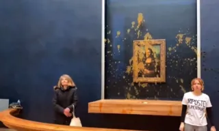 Imagem ilustrativa da imagem Ativistas atiram sopa contra a 'Mona Lisa' de da Vinci no Louvre
