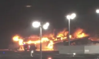 Imagem ilustrativa da imagem Avião com 367 passageiros pega fogo ao pousar no aeroporto de Tóquio