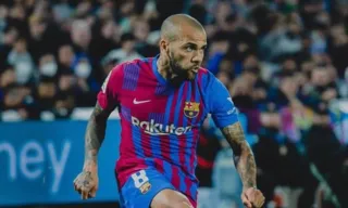 Imagem ilustrativa da imagem Barcelona tira Daniel Alves de área de 'lendas' do site após condenação por estupro