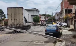 Imagem ilustrativa da imagem Caminhão derruba dois postes e deixa região de Cariacica sem energia elétrica