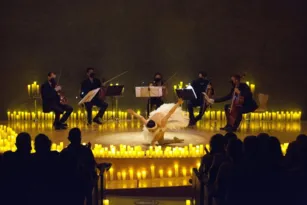 Imagem ilustrativa da imagem Candlelight ilumina o Teatro RioMar com Tchaikovsky e performance de ballet ao vivo
