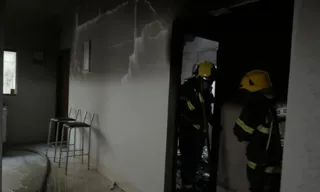 Imagem ilustrativa da imagem Carregador de celular pega fogo e incendeia quarto de casa no Tocantins
