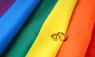 Imagem ilustrativa da imagem Casais católicos LGBT+ buscam bênção após aprovação do Vaticano