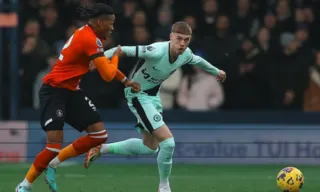Imagem ilustrativa da imagem Chelsea sofre, mas bate Luton e vence a segunda consecutiva no Campeonato Inglês