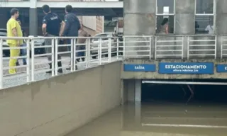 Imagem ilustrativa da imagem Chuva deixa 7 mortos, alaga ruas, inunda hospital e fecha estações de metrô no RJ