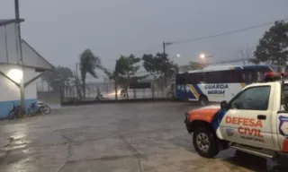 Imagem ilustrativa da imagem Chuva no litoral abre cratera em São Sebastião