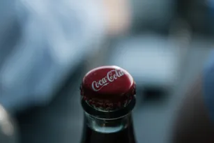 Imagem ilustrativa da imagem Coca-Cola lança bebida que será comercializada exclusivamente no TikTok; conheça