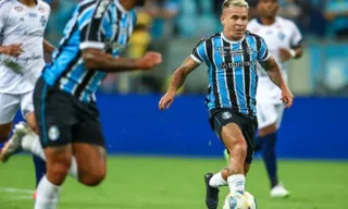 Imagem ilustrativa da imagem Com show de Soteldo, Grêmio goleia o São José e vence a primeira no Gaúcho