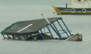 Imagem ilustrativa da imagem Condutor de barco que naufragou na Bahia perdeu filha e neto no acidente