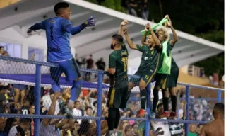 Imagem ilustrativa da imagem Despedida amarga: Santa Cruz perde nos pênaltis e diz adeus à pré-Copa do Nordeste