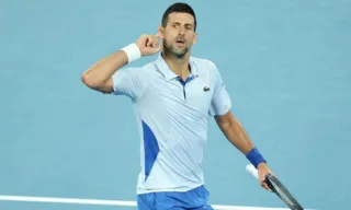 Imagem ilustrativa da imagem Djokovic supera Taylor Fritz em 4 sets e vai à semifinal do Aberto da Austrália