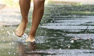 Imagem ilustrativa da imagem Entenda por que pisar em água da chuva traz riscos à saúde