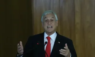 Imagem ilustrativa da imagem Ex-presidente do Chile morre em acidente de helicóptero, diz jornal