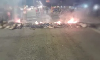 Imagem ilustrativa da imagem Falta de energia estimula protestos com pneus incendiados em dois bairros do Recife