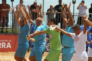 Imagem ilustrativa da imagem Festa solidária nas areias da Serra com ex-craques da seleção brasileira