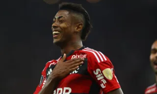 Imagem ilustrativa da imagem Flamengo comemora renovação com Bruno Henrique: 'O Rei dos Clássicos permanece!'