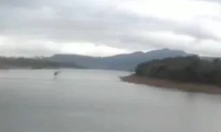 Imagem ilustrativa da imagem Helicóptero com quatro pessoas cai em lago em MG