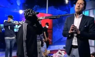 Imagem ilustrativa da imagem Homens armados invadem transmissão ao vivo de TV no Equador