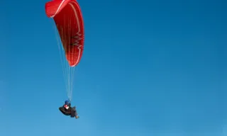 Imagem ilustrativa da imagem Idoso sofre acidente de paraglider no litoral de São Paulo