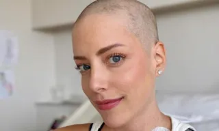 Imagem ilustrativa da imagem Internada por leucemia, filha de Roberto Justus raspa o cabelo: 'Chegou o dia'