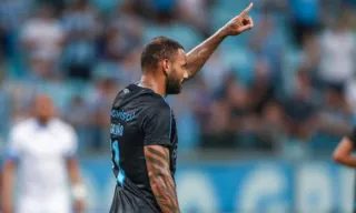 Imagem ilustrativa da imagem JP Galvão marca, Grêmio ganha quinta seguida e dispara no Gaúcho