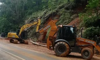 Imagem ilustrativa da imagem Limpeza da BR-262 segue e pista é liberada em pare e siga na região Serrana do ES