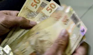 Imagem ilustrativa da imagem Lula deixa assinado decreto que reajusta salário mínimo para R$ 1.412