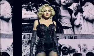Imagem ilustrativa da imagem Madonna cai no palco durante show e ri de si mesma; assista ao vídeo