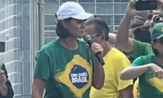Imagem ilustrativa da imagem Michelle fala de injustiças contra Bolsonaro e chora em discurso na Paulista