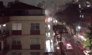 Imagem ilustrativa da imagem Moradora é socorrida após inalar fumaça durante incêndio em apartamento em Itapuã