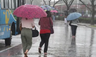 Imagem ilustrativa da imagem Moradores registram chuva de granizo em municípios da Grande Vitória. Veja vídeos