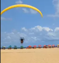 Imagem ilustrativa da imagem Morre passageira do paramotor que caiu na praia de Candeias