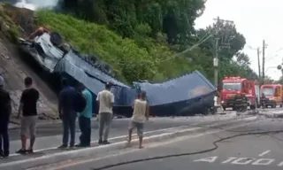 Imagem ilustrativa da imagem Motorista morre após carreta cair de viaduto