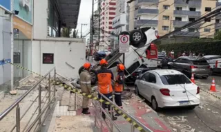 Imagem ilustrativa da imagem Motorista perde o controle do carro e cai da garagem na Praia da Costa