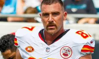 Imagem ilustrativa da imagem Namorado de Taylor Swift, Travis Kelce fica furioso no Super Bowl e agarra técnico