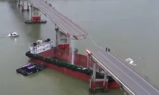 Imagem ilustrativa da imagem Navio bate, derruba ponte e mata ao menos cinco pessoas na China