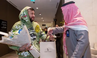 Imagem ilustrativa da imagem Neymar ganha buquê de flores em seu retorno à Arábia Saudita para recuperação