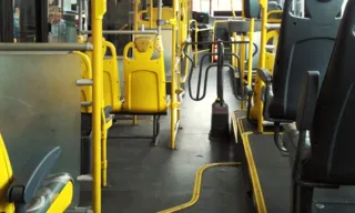 Imagem ilustrativa da imagem Ônibus com passageiros é sequestrado no RJ, e vítimas são assaltadas