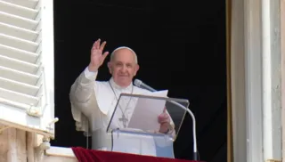 Imagem ilustrativa da imagem Papa Francisco é ofendido e acusado de blasfêmia por autorizar bênção a casais gays