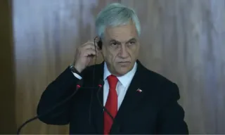 Imagem ilustrativa da imagem Piñera não teria conseguido tirar cinto de segurança ao cair na água, diz imprensa