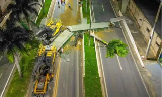Imagem ilustrativa da imagem Pistas centrais da BR-101 em Linhares são liberadas após queda de passarela