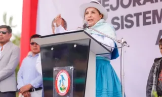 Imagem ilustrativa da imagem Presidente do Peru é agredida e tem cabelos puxados durante evento