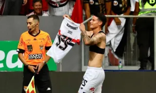 Imagem ilustrativa da imagem São Paulo vence com gol de James, se recupera e evita eliminação do Corinthians