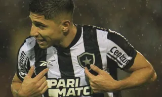 Imagem ilustrativa da imagem Savarino brilha, Botafogo derrota Volta Redonda e dorme no G-4 do Carioca
