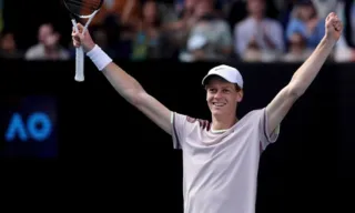 Imagem ilustrativa da imagem Sinner destaca 'torneio incrível' e encoraja Medvedev após conquistar Grand Slam