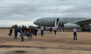 Imagem ilustrativa da imagem Terceiro grupo de brasileiros repatriados de Gaza desembarca em Brasília