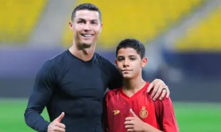 Imagem ilustrativa da imagem VÍDEO | CR7 dá 'bronca' em Cristiano Júnior por não cumprimentar jogadores