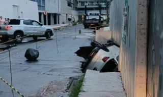 Imagem ilustrativa da imagem VÍDEO | Carro é engolido por cratera na Praia do Morro, em Guarapari